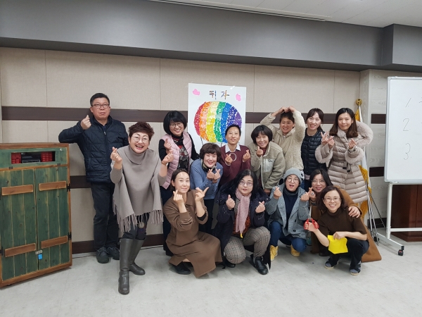 평생학습관 실버인지놀이지도사 수료식 장면