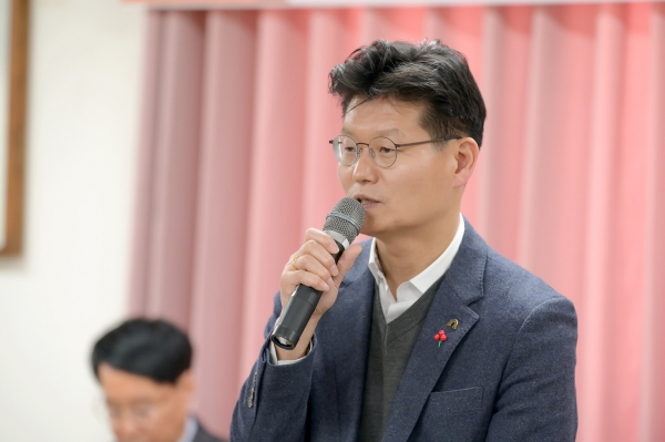 공주시 중학동 시민과의 대화를 하고 있는 김정섭 시장