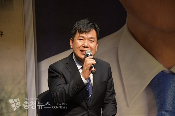 더불어민주당 송행수 대전 중구 국회의원 예비후보가 14일 자신의 출판기념회에서 인사말을 하고 있다.