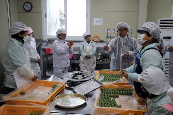 2020 열린 군정 정책 공감 행사 성료 (모시송편 제조장 방문 사진).