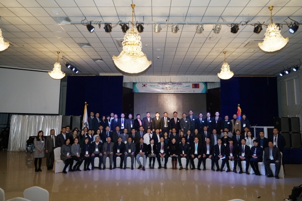 김상균 이사장(왼쪽 13번째)이 14일(화) 몽골 울란바토르에서 제1회 한몽 철도협력의 날 행사를 개최하고 국토교통부 강희업 철도안전정책관(왼쪽15번째), 몽골 도로교통개발부 바트볼드 사무차관(왼쪽 12번째), 몽골철도공사 바트수흐 사장(왼쪽 14번째) 등 양국 철도 관계자들과 기념사진을 촬영하고 있다.