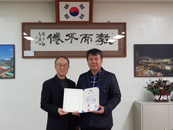 보훈테마활동 장려상 전수(좌) 이순규 보훈과장 (우) 이재홍 교장