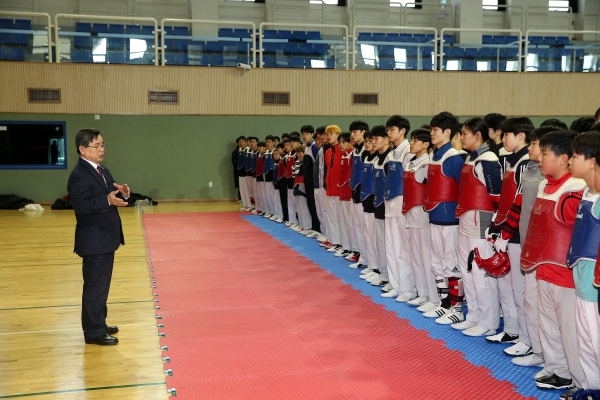 노박래 서천군수, 태권도 동계 합동 전지훈련장 찾아 선수 격려
