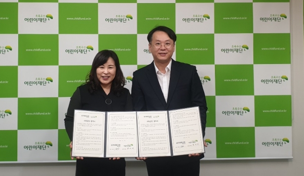 박미애 본부장과 지난 15일에 (주)피니랩 이용하 대표가 나눔문화 확산과 대전지역 저소득층 가정 아동들의 꿈과 희망을 지원하기 위해 사회공헌 협약 체결