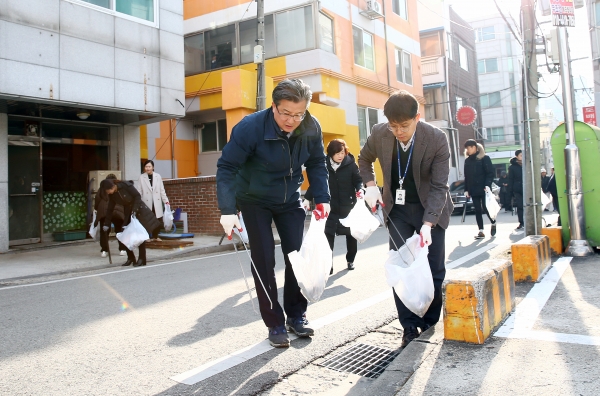 16일 오전 신성동 주택가에서 정용래 유성구청장이 동 자생단체 회원, 지역주민들과 함께 설맞이 대청소를 실시하고 있다