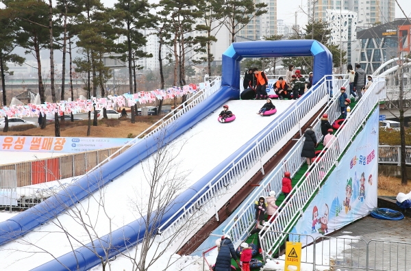 유성눈썰매장을 찾은 아이들이 눈썰매 슬라이드를 타며 즐거운 시간을 보내고 있다.
