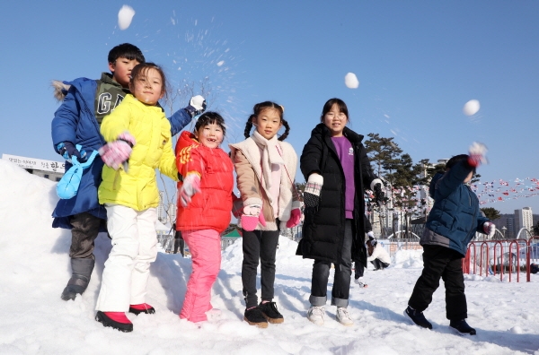 15일 유성눈썰매장을 찾은 아이들이 친구들과 눈싸움을 하며 즐거운 시간을 보내고 있다