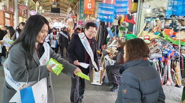 지난 16일 동부시장 일원에서 소비자단체 회원들과 지역 상인들, 서산시청 직원들이‘설 명절 물가안정 캠페인’을 실시했다.
