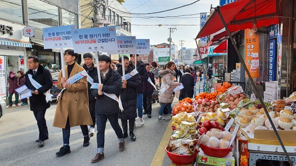 지난 16일 동부시장 일원에서 소비자단체 회원들과 지역 상인들, 서산시청 직원들이‘설 명절 물가안정 캠페인’을 실시했다.