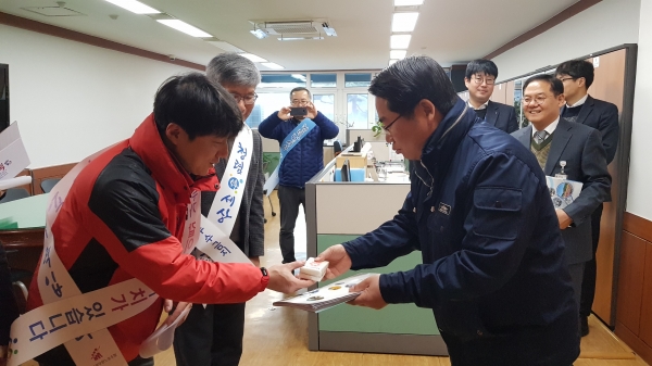 감사위원장과 노조위원장이 아산시장에게 청렴홍보물을 전달하고 있음