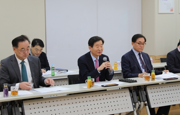 이창재(우측 두 번째) 한국산림복지진흥원장이 17일 대전 서구 진흥원 대회의실에서 열린 '2020년 주요업무 보고회'에서 인사말을 하고 있다.