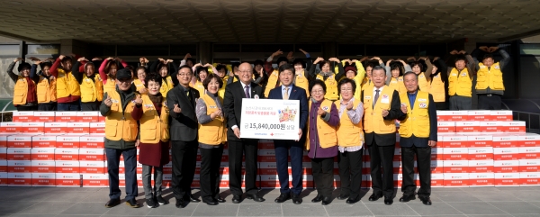 소외계층에 나눔 선물 전달 모습