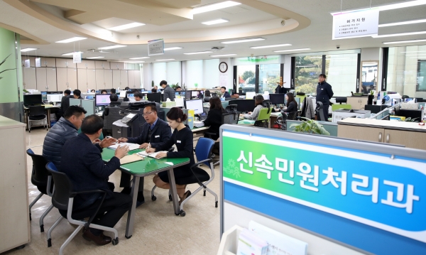 태안군이 오는 2월부터 ‘상담민원 사전예약제’를 통해 인허가 관련 민원 상담을 실시한다. 사진은 인허가 민원 상담 모습