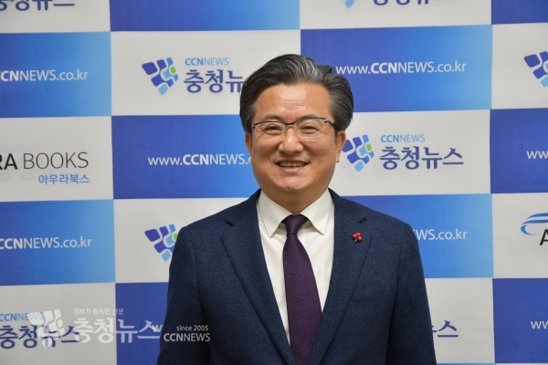 정용래 유성구청장이 17일 오전 신년인사차 본사를 방문해 기념촬영 하고 있다.