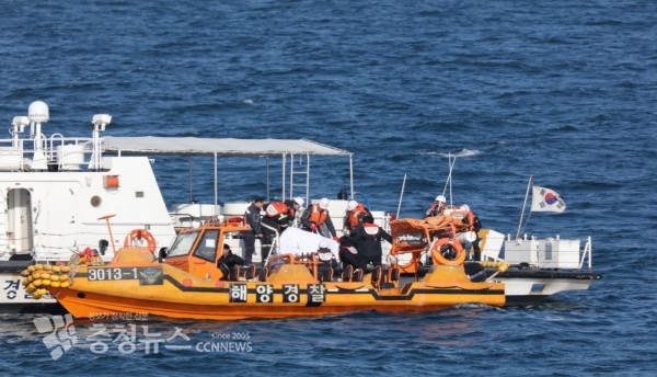 실종자 추정 시신 1구를 인양중인 해양경찰(사진=태안해양경찰서 제공)