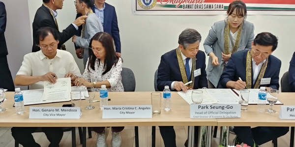 필리핀 딸락시 국제교류 농업분야 MOU 체결 (서명교환 모습)