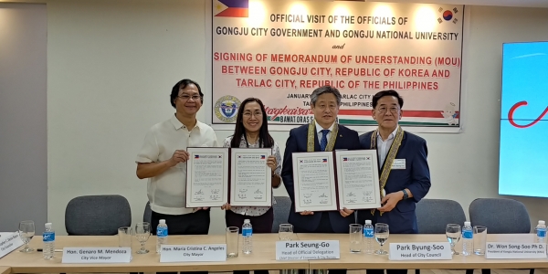 협약사진 – 왼쪽부터 제나로 멘도사 딸락시의회 의장, 크리스티나 쿠엘로 앙헬레스 딸락시장, 박승구 공주시 경제도시국장, 박병수 공주시의회 의장