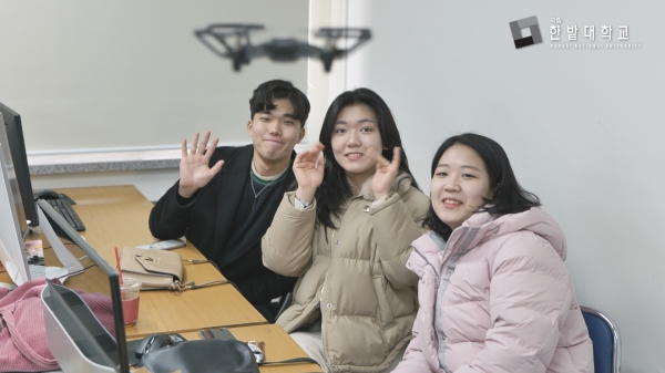 드론에 내재된 카메라를 이용하여 참여 학생들의 영상을 촬영하고 있다.