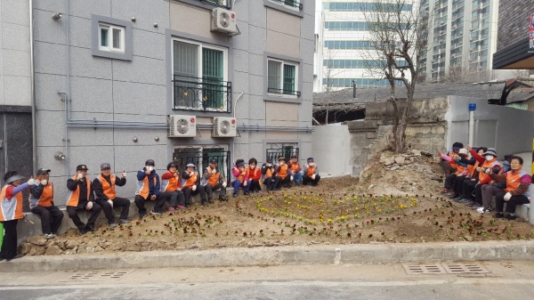 중구 공무원 봉사활동-불법 쓰레기 치우고 만든 마을텃밭