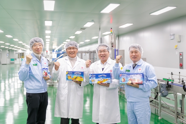 오세현 아산시장(왼쪽부터 세 번째)과 전남수 아산시의회 부의장(왼쪽부터 두 번째), 김상훈 ㈜농심 아산공장 공장장(오른쪽 첫 번째)이 2월부터 가동될 음료수 생산라인에서 기념촬영을 하고 있다.