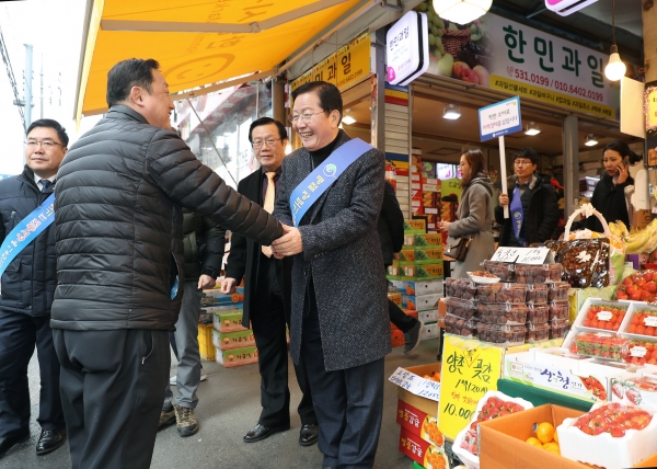 전통시장 이용 캠페인에 참여한 장종태 구청장