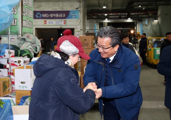 20일 새벽 노은농수산물도매시장에서 청과물동을 방문한 정용래 유성구청장이 시장 상인과 인사하고 있다