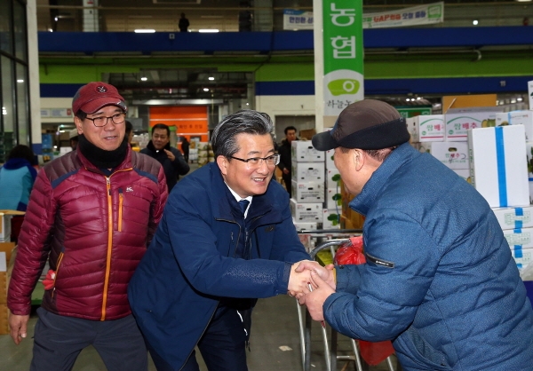 정용래 유성구청장, 설 맞이 노은농수산물도매시장 방문