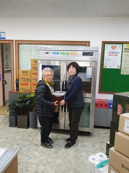 덕암동 사랑나눔 냉장고 활용 모습