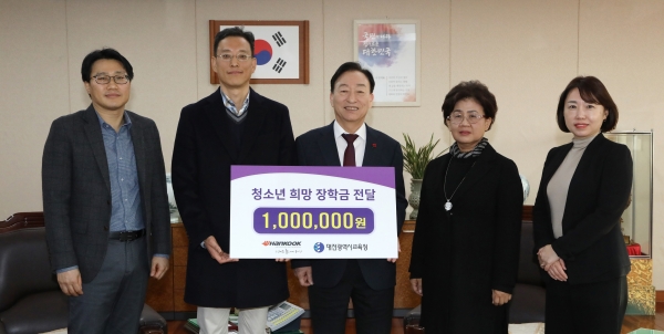 한국타이어 대전공장 동호회 그린피플이 대전시교육청에 장학금을 전달하고 관계자들이 기념 촬영을 진행하고 있다.*(왼쪽부터) 심영진 한국타이어 대전공장 그린피플 동호회장, 장두영 한국타이어 대전공장 상무, 설동호 대전시교육감, 고유빈 대전시교육청 중등교육과 과장, 김혜진 대전시교육청 중등교육과 사무관