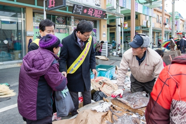 김돈곤 청양군수, 설맞이 전통시장 방문 모습