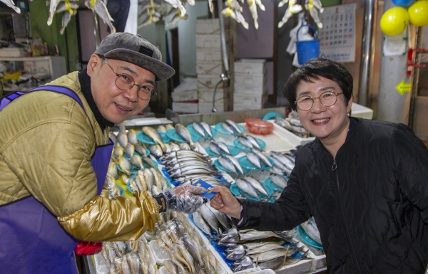 지난 20일 박정현 대덕구청장은 중리전통시장에서 설맞이 장보기 행사를 가졌다