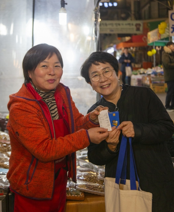 지난 20일 박정현 대덕구청장은 중리전통시장에서 설맞이 장보기 행사를 가졌다