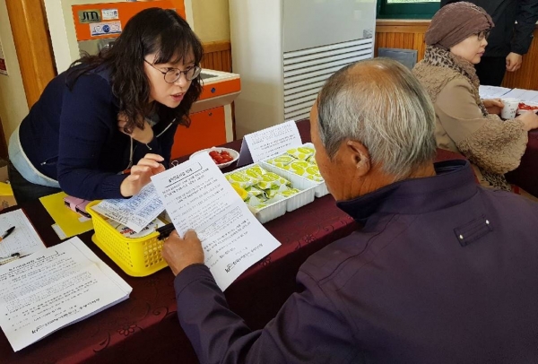 농어촌공사 직원이 농업인을 대상으로 농지연금 사업설명을 하고 있다