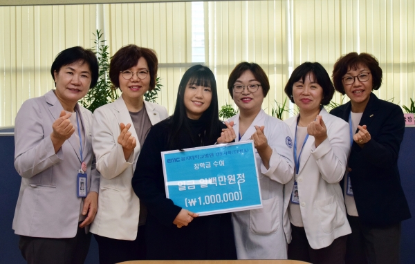 좌부터 김명숙 특수간호팀장, 방금식 간호국장, 강이슬 학생, 홍민정 테나 회장, 이수정 병동간호팀장, 윤혜성 행정간호팀장