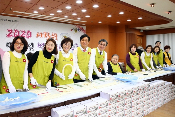 유성구자원봉사센터, 정용래 유성구청장과 주요 내빈, 봉사자들이 어려운 이웃들에게 전달할 떡국떡을 썰고 있다