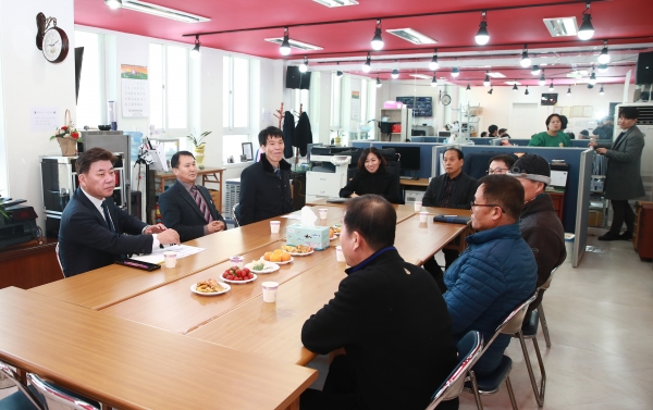 구만섭 천안시장 권한대행이 지난 21일 민족 대명절인 설을 앞두고 성정시장·역전시장 상인회를 찾아 상인들을 격려하고 있다