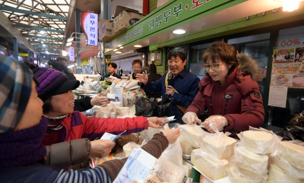 설명절 맞아 전통시장을 찾아 상인들을 격려하고 있는 황명선 시장