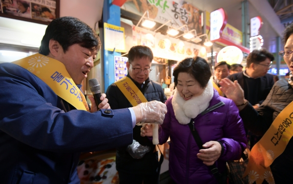 설명절 맞아 전통시장을 찾아 상인들을 격려하고 있는 황명선 시장