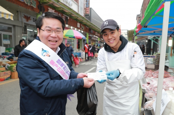 오세현 시장이 온양온천시장에서 설 명절 장을 보고 시장상인들과 새해 덕담을 나누고 있다.