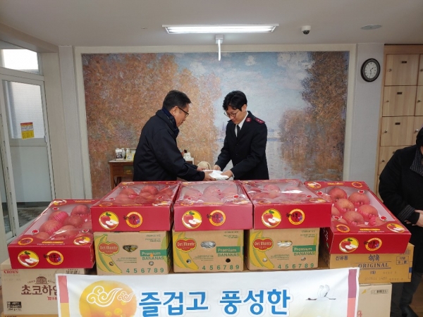 지난 21일부터 2일간 지역 내 4개 아동복지시설을 위문한 가운데, 임진찬 부구청장과 간부 공무원들이 시설 보호아동 및 종사자가 따뜻하고 훈훈한 명절을 보낼 수 있도록 격려하고 있다