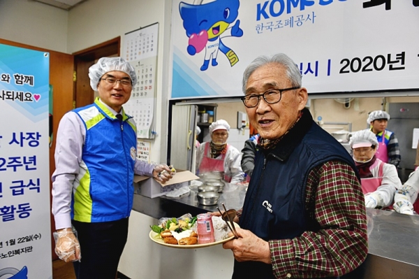 22일 대전 유성구 노인복지관에서 ‘어르신 식사대접’ 봉사활동을 펼쳤다. 취임 2주년을 맞은 조용만 사장은 기념식 대신 2019년도 신입 직원들과 함께 지역 어르신 150여명에게 식사와 간식을 대접했다. 조용만 사장(사진 왼쪽)이 어르신들께 배식하고 있다.