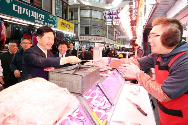 김상균 이사장(왼쪽)이 22일(수) 대전에서 철도공단 노사와 중앙시장이 함께하는 설맞이 공동구매를 진행하였다.