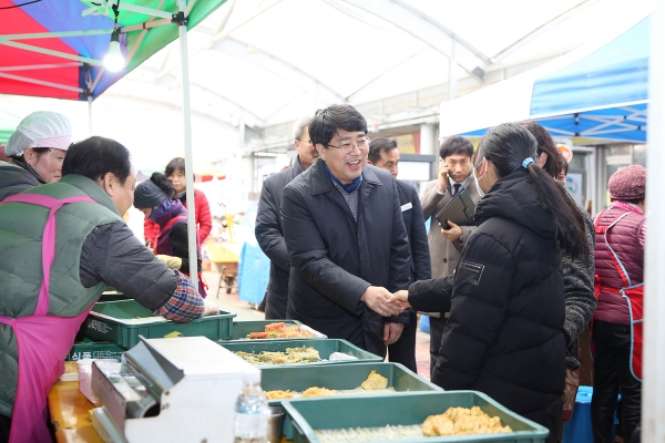 맹정호 서산시장 동부시장 방문해 상인들을 격려하고 있다