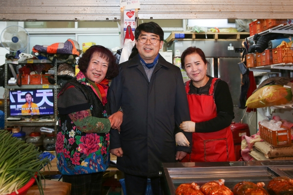 맹정호 서산시장 동부시장 방문해 상인들을 격려하고 있다