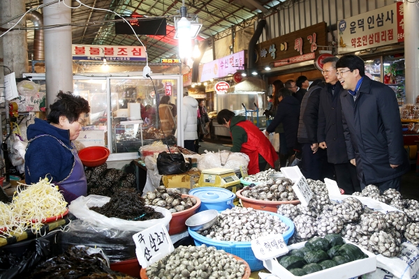 맹정호 서산시장 동부시장 방문해 상인들을 격려하고 있다