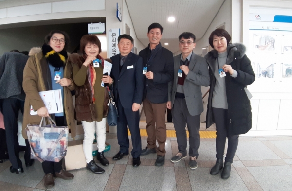 중개업자가 명찰을 차고 있는 모습