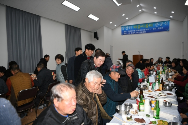 황선봉 군수가 삽교읍 창정리 마음 이음터 준공식에 참석해 축하의 인사를 건네는 모습.