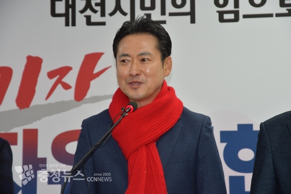 장동혁 전 판사가 23일 자유한국당 대전시당에서 21대 총선 출마를 선언하고 있다.