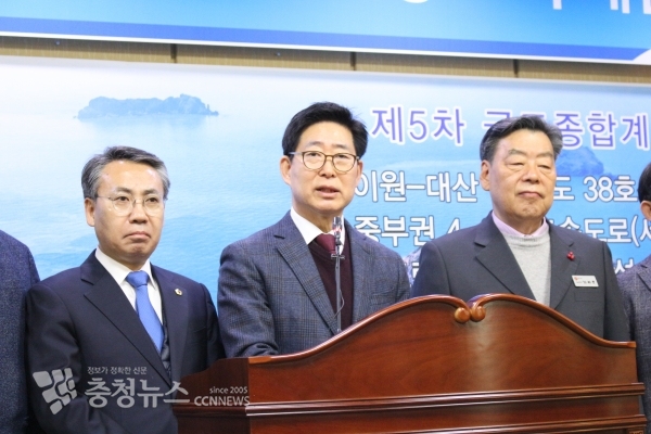 양승조 지사가 23일 태안군청에서 긴급기자회견을 열고 충남·대전 혁신도시 지정을 저지하는 대구·경북 일부 의원을 규탄하고 황교안 대표의 사과를 촉구했다.