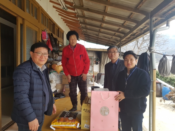 부여군 시설관리공단 한울봉사단 기탁 장면